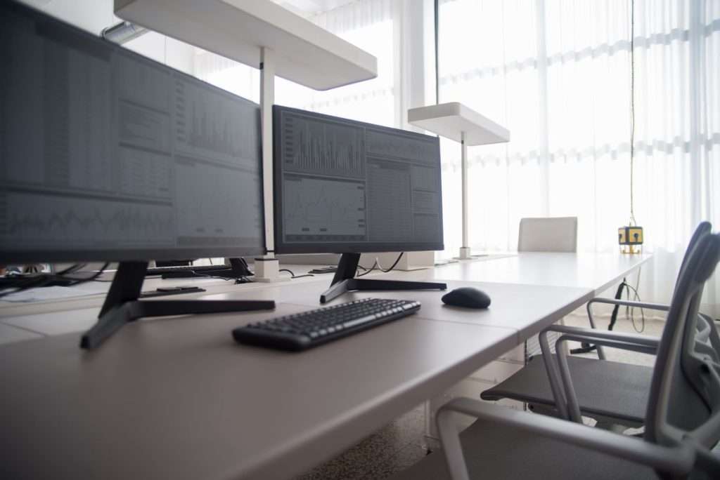 Posto de trabalho moderno com computadores e monitores