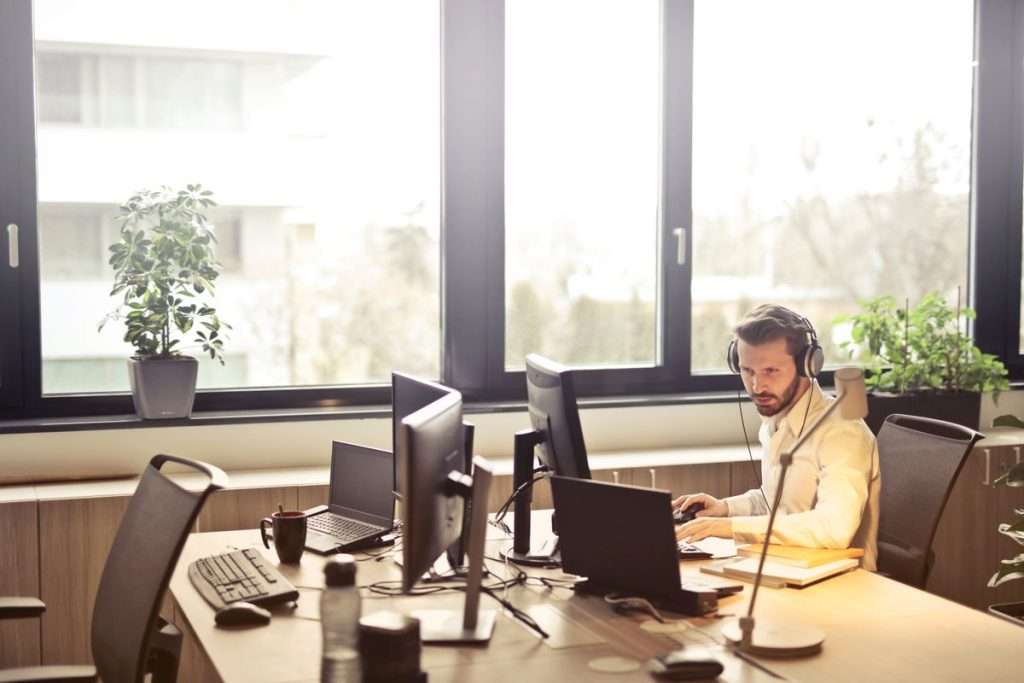 Técnico com auscultadores a prestar assistência informática remota