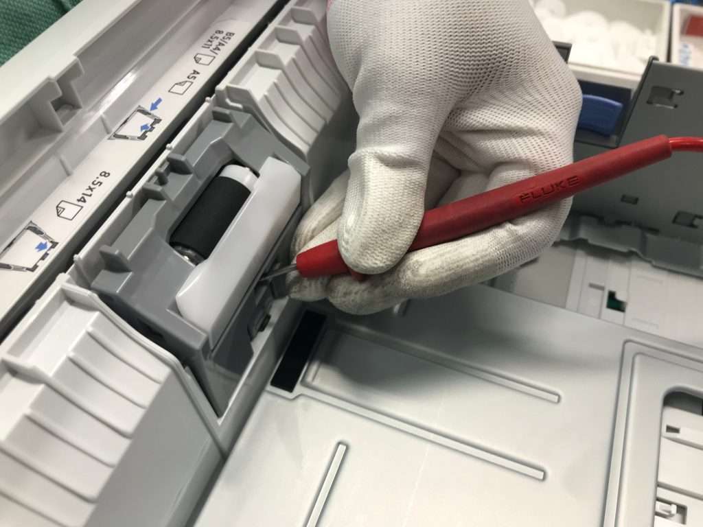 Técnico a reparar uma impressora