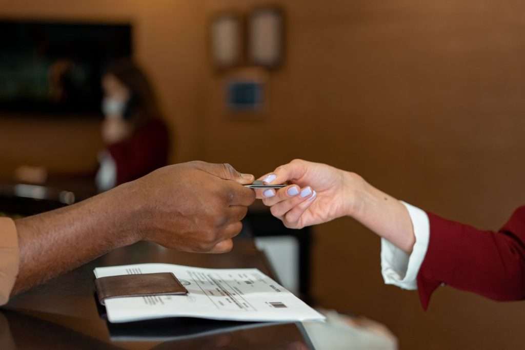 Pagamento com cartão durante o check-in na receção de um hotel