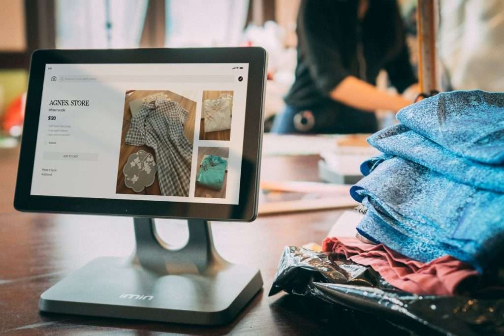 Sistema de ponto de venda tátil numa loja de roupa