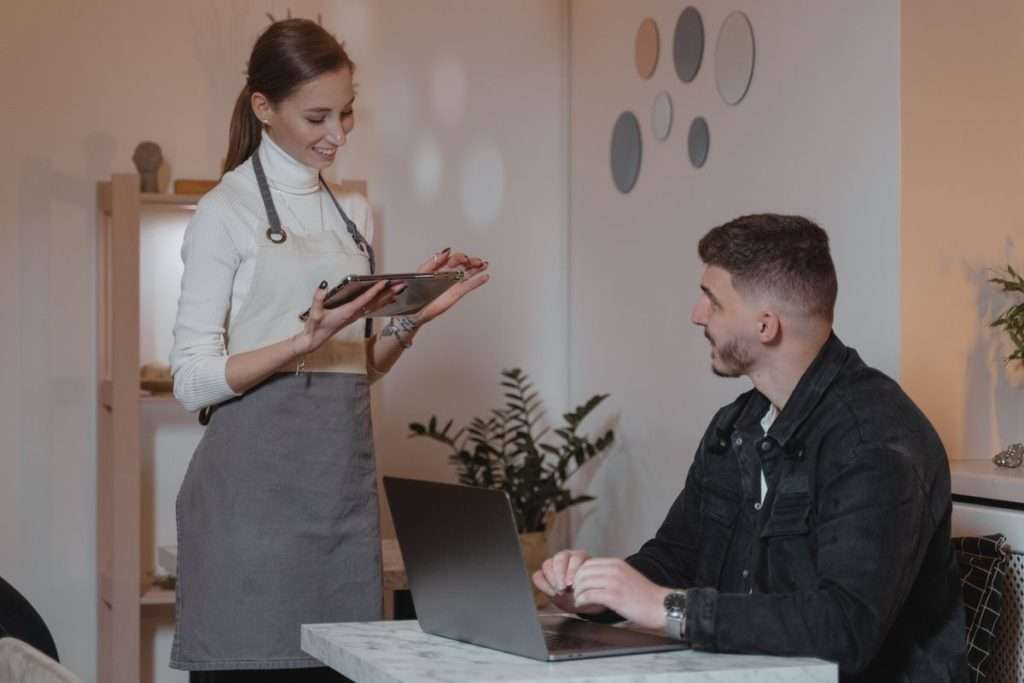 Empregada de mesa a registar um pedido num tablet