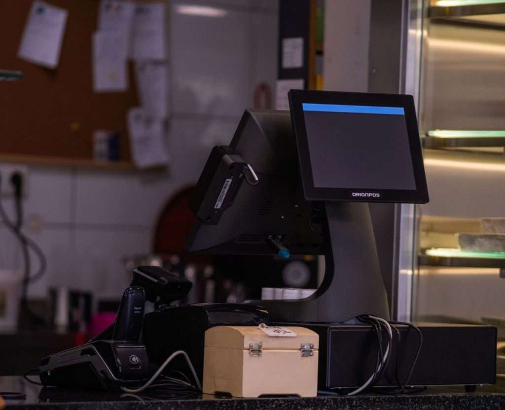 Terminal de ponto de venda com ecrã tátil num balcão de café