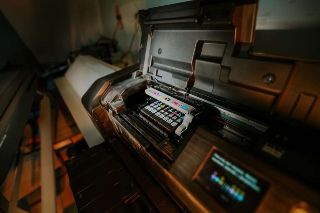 Impressora de jato de tinta aberta, com os cartuchos de tinta à vista