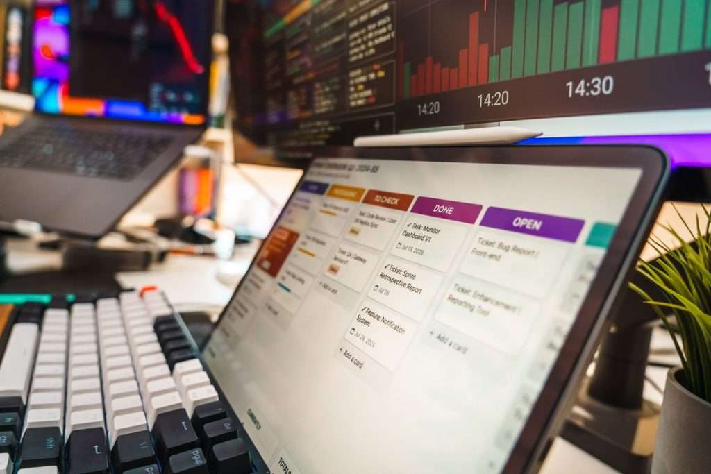 Tablet com lista de pedidos e ecrãs de gestão numa secretária