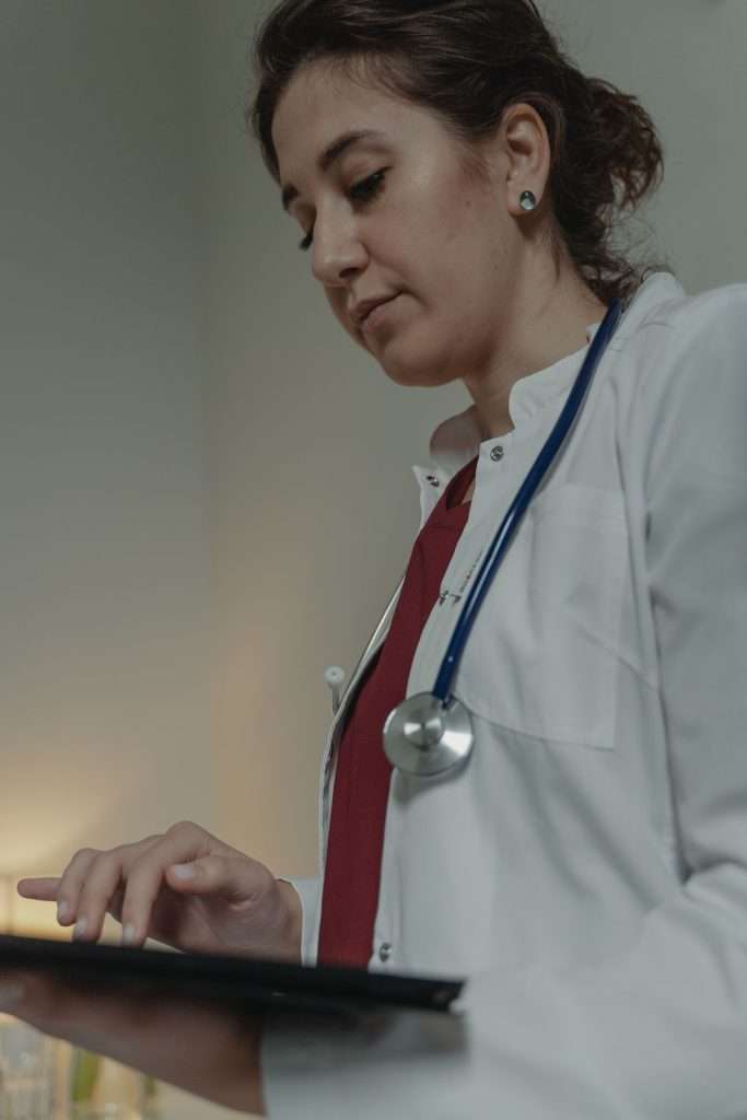 Médica a consultar um tablet