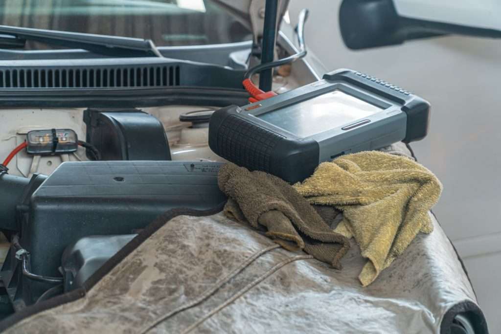 Aparelho de diagnóstico ligado ao motor de um automóvel numa oficina