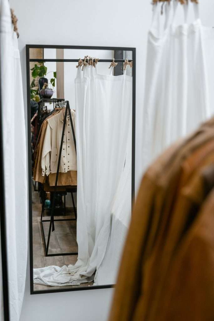 Interior de uma loja de roupa com provador e espelho