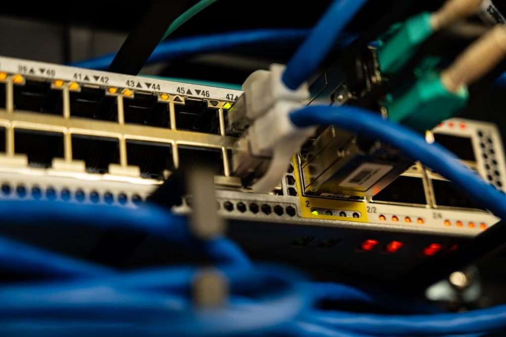 Cabos de rede ligados a um switch