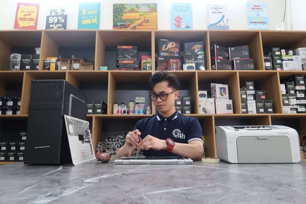 Técnico de informática a reparar um computador numa loja de eletrónica