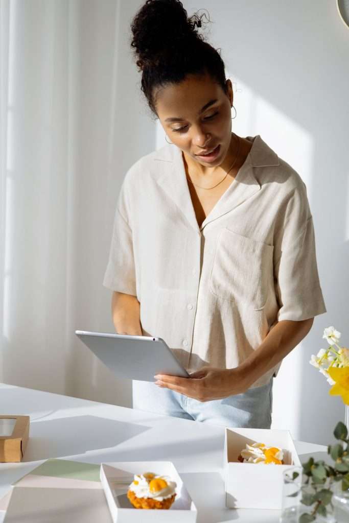 Empresária a consultar um tablet numa pequena loja