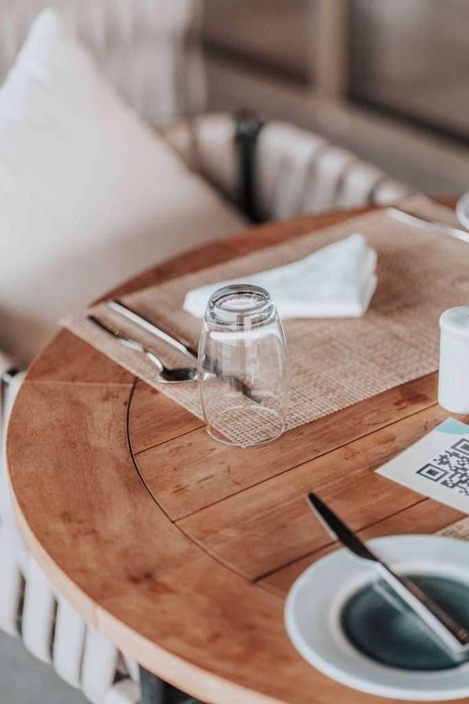 Mesa de restaurante com um código QR para consultar a ementa digital