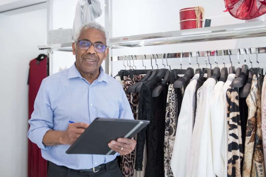 Responsável de uma loja de roupa a consultar o inventário num tablet